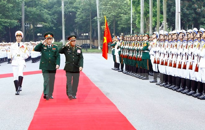 Visita a Vietnam de jefe militar laosiano busca fortalecer lazos de amistad ảnh 1 Visita a Vietnam de jefe militar laosiano busca fortalecer lazos de amistad ảnh 1