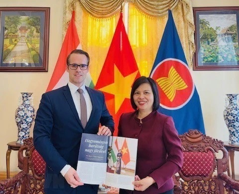 Revista húngara quiere publicar más artículos sobre éxitos de innovación de Vietnam ảnh 1 Revista húngara quiere publicar más artículos sobre éxitos de innovación de Vietnam ảnh 1