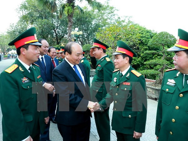Premier vietnamita sostiene reuniones de trabajo con fuerzas miliar y policial ảnh 1 Premier vietnamita sostiene reuniones de trabajo con fuerzas miliar y policial ảnh 1