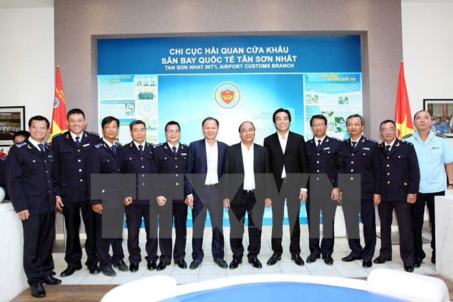 Premier examina actividades aduaneras en aeropuerto de Tan Son Nhat ảnh 1 Premier examina actividades aduaneras en aeropuerto de Tan Son Nhat ảnh 1