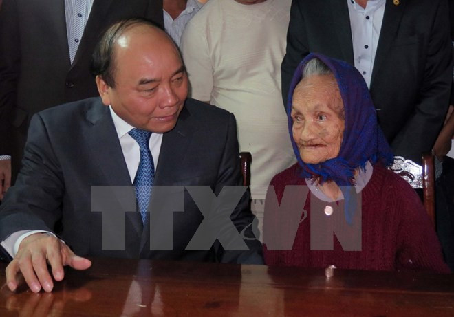 Premier vietnamita visita a madres heroicas en ocasión del Tet ảnh 1 Premier vietnamita visita a madres heroicas en ocasión del Tet ảnh 1