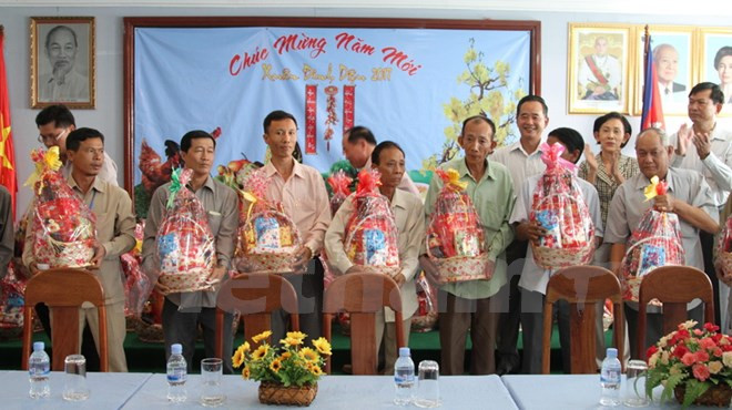 Entregan regalos a vietnamitas en condiciones difíciles en Camboya ảnh 1 Entregan regalos a vietnamitas en condiciones difíciles en Camboya ảnh 1