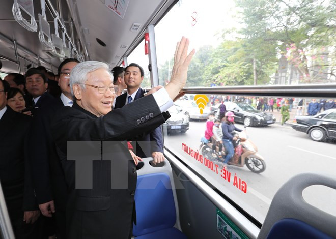 Líder partidista destaca avances de Hanoi ảnh 2