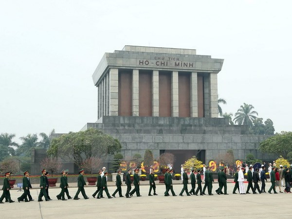 Rinden homenaje a Ho Chi Minh con motivo de aniversario de Partido Comunista ảnh 1 Rinden homenaje a Ho Chi Minh con motivo de aniversario de Partido Comunista ảnh 1