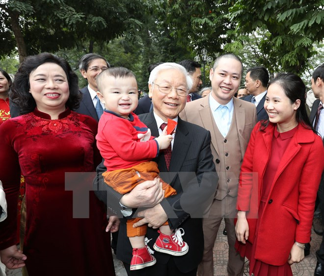 Líder partidista destaca avances de Hanoi ảnh 3