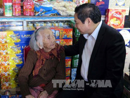 Dirigentes partidistas de Vietnam visitan varias localidades en ocasión de Tet ảnh 1 Dirigentes partidistas de Vietnam visitan varias localidades en ocasión de Tet ảnh 1