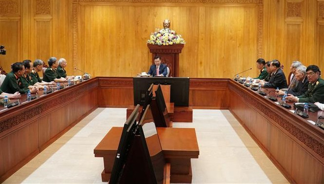 Dirigentes laosianos aprecian sacrificios de excombatientes voluntarios vietnamitas ảnh 1