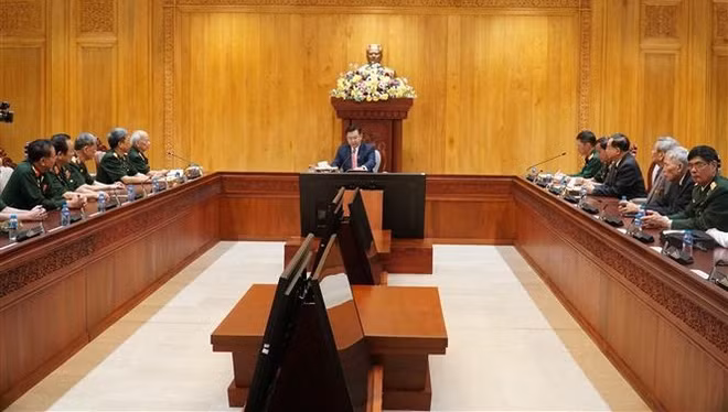 Dirigentes laosianos aprecian sacrificios de excombatientes voluntarios vietnamitas ảnh 1