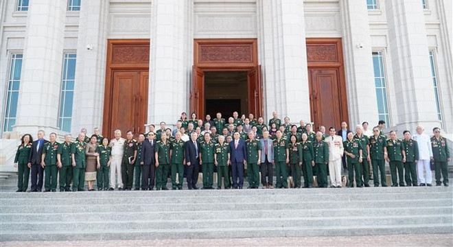 Dirigentes laosianos aprecian sacrificios de excombatientes voluntarios vietnamitas ảnh 2