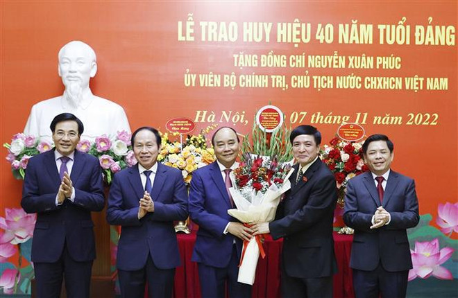 Confieren a presidente de Vietman insignia por 40 años de membresía del PCV ảnh 1 Confieren a presidente de Vietman insignia por 40 años de membresía del PCV ảnh 1