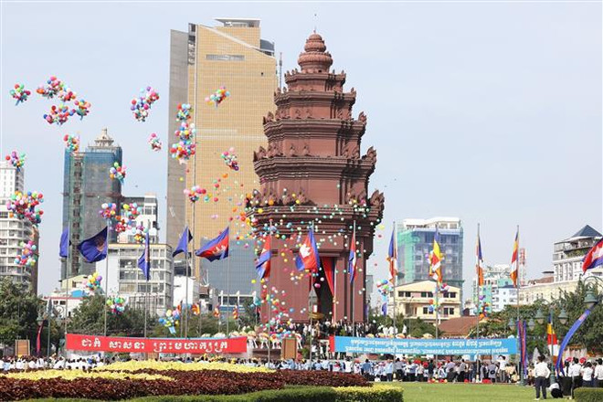 Dirigentes de Vietnam felicitan a Camboya por el Día de la Independencia ảnh 1 Dirigentes de Vietnam felicitan a Camboya por el Día de la Independencia ảnh 1