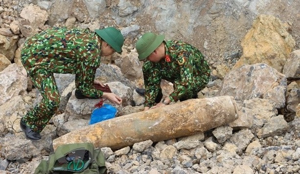 Trasladan con éxito bomba de 200 kilogramos desenterrada en provincia vietnamita ảnh 1 Trasladan con éxito bomba de 200 kilogramos desenterrada en provincia vietnamita ảnh 1