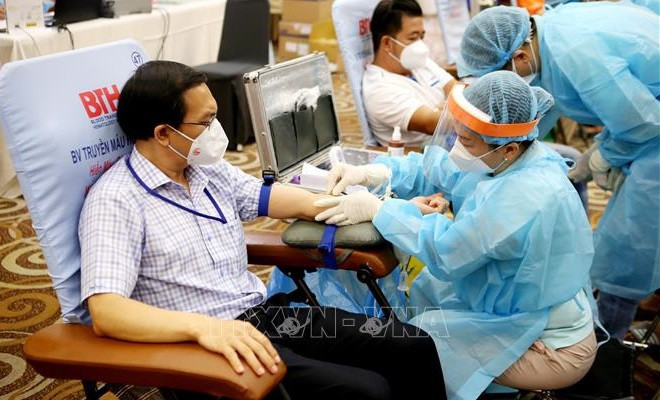 Un centenar de personas participan en donación de sangre en Ciudad Ho Chi Minh ảnh 1