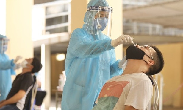 Hanoi insta a residentes con tos y fiebre a comunicarse con centros médicos de inmediato ảnh 1