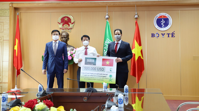 Arabia Saudita dona equipos médicos a Vietnam para combatir el COVID-19 ảnh 1 Arabia Saudita dona equipos médicos a Vietnam para combatir el COVID-19 ảnh 1