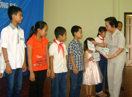 Entrega vicepresidenta vietnamita becas a estudiantes pobres ảnh 1