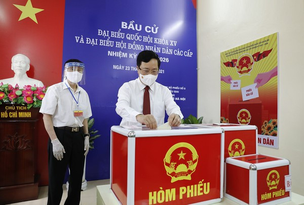 Elecciones legislativas en Vietnam: Dirigentes acuden a las urnas en Hanoi ảnh 2 Elecciones legislativas en Vietnam: Dirigentes acuden a las urnas en Hanoi ảnh 2