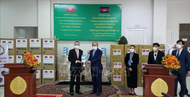Camboya recibe suministros médicos de Vietnam para enfrentar el COVID-19 ảnh 1