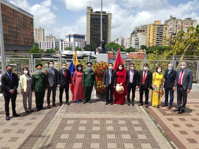 Conmemoran 131 aniversario de natalicio del Presidente Ho Chi Minh en Venezuela y Chile ảnh 2 Conmemoran 131 aniversario de natalicio del Presidente Ho Chi Minh en Venezuela y Chile ảnh 2