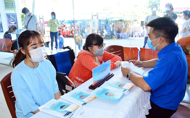 Prestan asistencia a trabajadores vietnamitas afectados por el COVID-19 ảnh 1 Prestan asistencia a trabajadores vietnamitas afectados por el COVID-19 ảnh 1