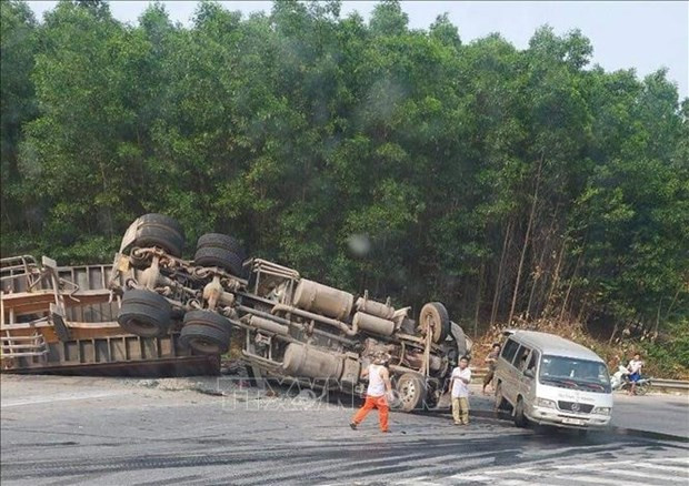 Accidentes de tráfico en Vietnam cobran dos mil 656 vidas en cinco meses ảnh 1 Accidentes de tráfico en Vietnam cobran dos mil 656 vidas en cinco meses ảnh 1