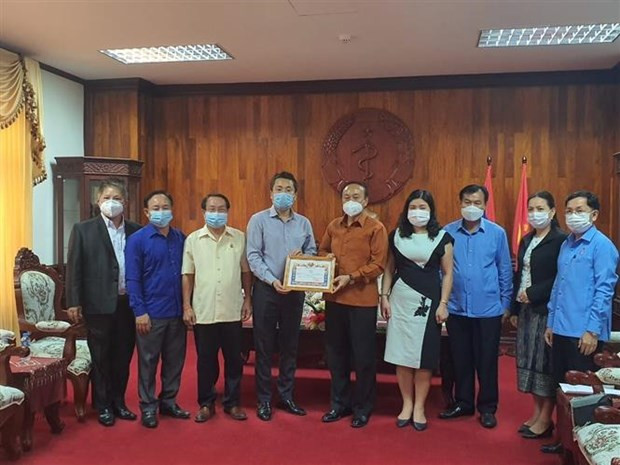 Comunidad vietnamita en Laos se une al gobierno local en lucha contra el COVID-19 ảnh 1 Comunidad vietnamita en Laos se une al gobierno local en lucha contra el COVID-19 ảnh 1