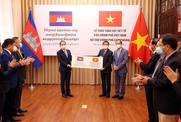 Ofrece Vietnam dispositivos médicos a Camboya ảnh 1