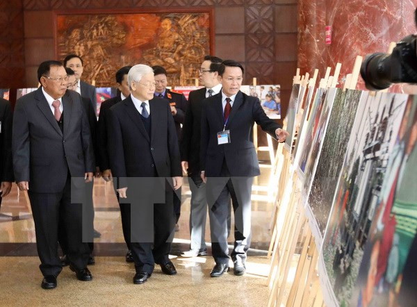Abren sus puertas exhibición fotográfica sobre relaciones Vietnam-Laos ảnh 1 Abren sus puertas exhibición fotográfica sobre relaciones Vietnam-Laos ảnh 1