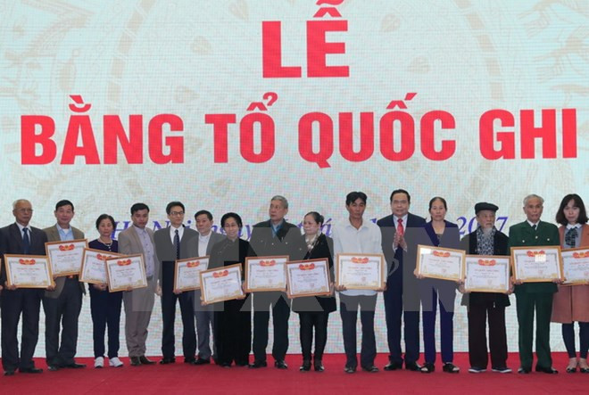 Conceden certificados de reconocimiento de méritos a familiares de mártires de guerra en Vietnam ảnh 1