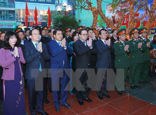 Homenajean en Hanoi a víctimas de bombardeos estadounidenses de 1972 ảnh 1