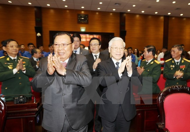 Máximo dirigente partidista de Laos se reúne con excombatientes internacionalistas vietnamitas ảnh 1