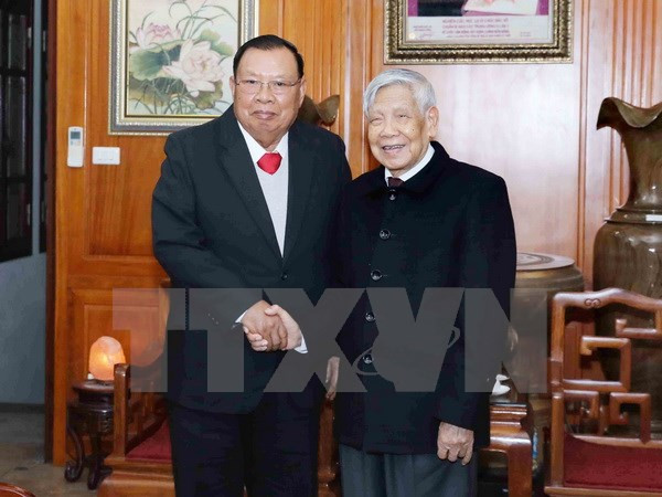 Máximo dirigente de Laos visita exsecretarios del Partido Comunista de Vietnam ảnh 1 Máximo dirigente de Laos visita exsecretarios del Partido Comunista de Vietnam ảnh 1