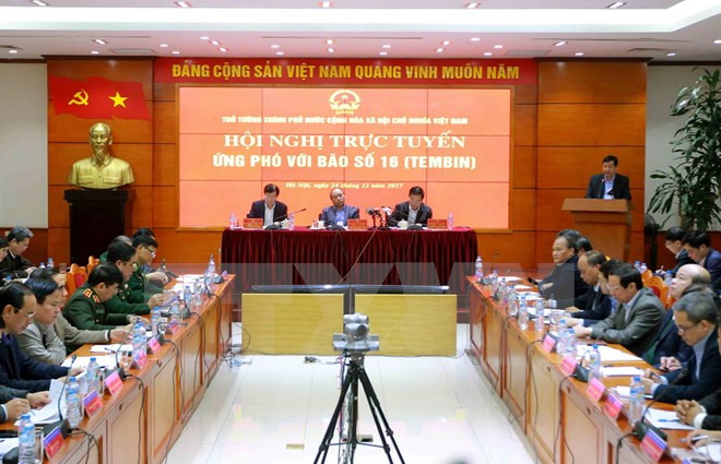 Premier de Vietnam dirige labores de enfrentamiento a llegada de tifón Tembin ảnh 1 Premier de Vietnam dirige labores de enfrentamiento a llegada de tifón Tembin ảnh 1