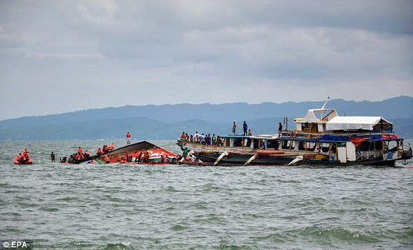 Naufraga en la costa de Filipinas un ferry con 251 personas a bordo ảnh 1 Naufraga en la costa de Filipinas un ferry con 251 personas a bordo ảnh 1