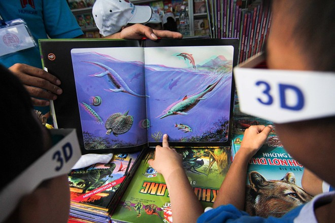 Niños vietnamitas disfrutan de nuevos libros en 3D este verano ảnh 2 Niños vietnamitas disfrutan de nuevos libros en 3D este verano ảnh 2