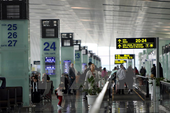 Crecen entradas y salidas de turistas por aeropuertos vietnamitas ảnh 1