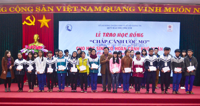 Entregan becas a alumnos de familias de desventaja económica en Vietnam ảnh 1