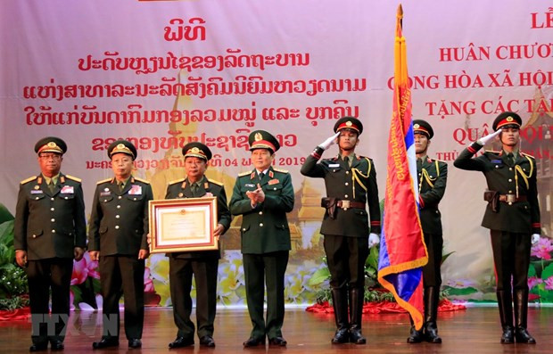 Honra Vietnam a oficiales y colectivos del Ejército Popular de Laos ảnh 1 Honra Vietnam a oficiales y colectivos del Ejército Popular de Laos ảnh 1