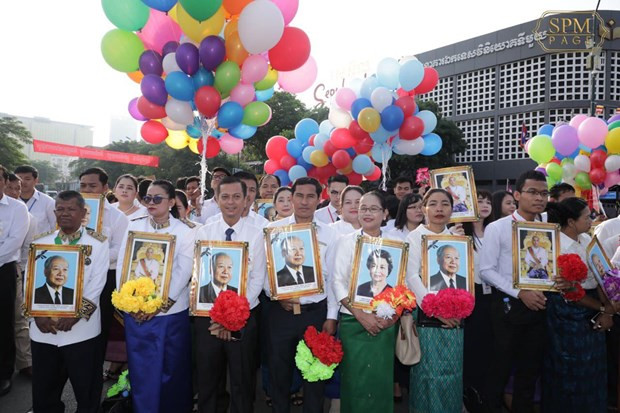 Felicitan dirigentes vietnamitas a Camboya por su Día Nacional ảnh 1 Felicitan dirigentes vietnamitas a Camboya por su Día Nacional ảnh 1