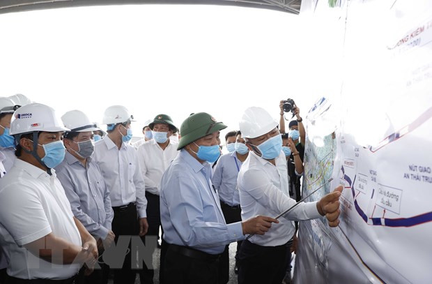 Premier vietnamita inspecciona construcción de autopista Trung Luong-My Thuan ảnh 1