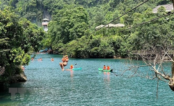 Localidades vietnamitas recibieron gran flujo de turistas durante días feriados ảnh 2 Localidades vietnamitas recibieron gran flujo de turistas durante días feriados ảnh 2