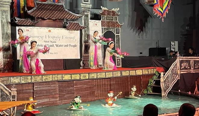 Presentan patrimonios culturales de Vietnam a amigos internacionales ảnh 1 Presentan patrimonios culturales de Vietnam a amigos internacionales ảnh 1