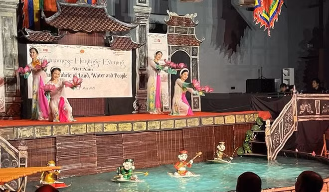 Presentan patrimonios culturales de Vietnam a amigos internacionales ảnh 1