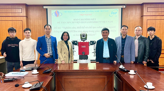 Presentan robot humanoide inteligente “hecho en Vietnam” ảnh 1