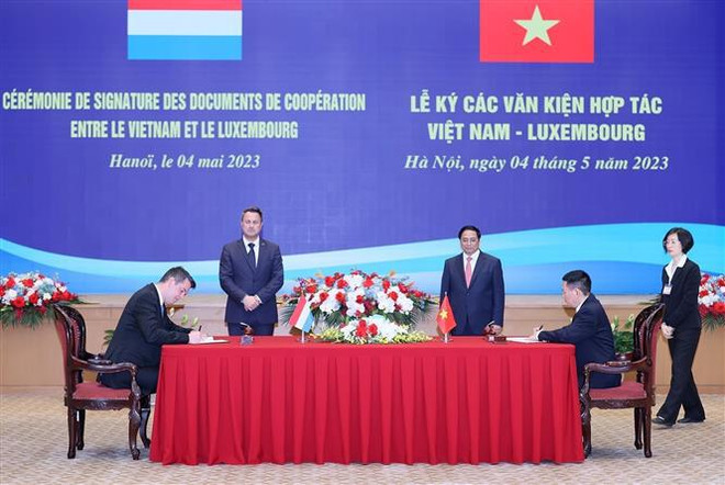 Premier vietnamita conversa con su homólogo luxemburgués ảnh 2 Premier vietnamita conversa con su homólogo luxemburgués ảnh 2