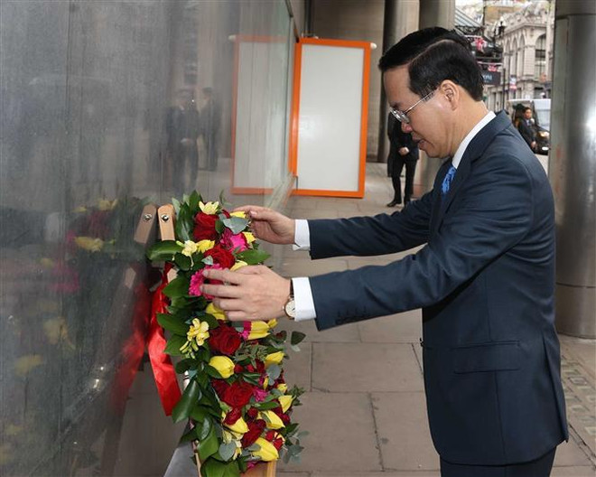 Presidente vietnamita rinde tributo al Tío Ho en Londres ảnh 1 Presidente vietnamita rinde tributo al Tío Ho en Londres ảnh 1