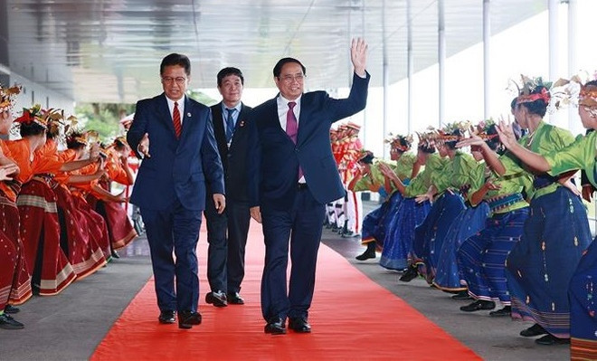 Premier vietnamita llega a Indonesia para asistir a la Cumbre de ASEAN ảnh 1 Premier vietnamita llega a Indonesia para asistir a la Cumbre de ASEAN ảnh 1