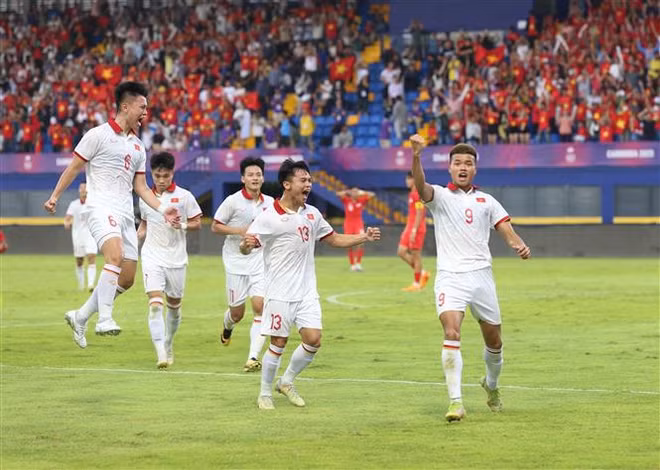 Vietnam venció a Singapur 3-1 en SEA Games 32 ảnh 1