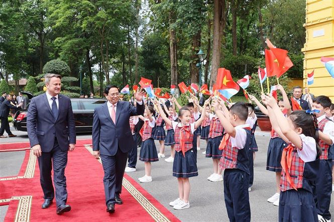 Premier vietnamita preside ceremonia de bienvenida a su homólogo luxemburgués ảnh 2 Premier vietnamita preside ceremonia de bienvenida a su homólogo luxemburgués ảnh 2