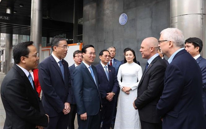 Presidente vietnamita rinde tributo al Tío Ho en Londres ảnh 2 Presidente vietnamita rinde tributo al Tío Ho en Londres ảnh 2
